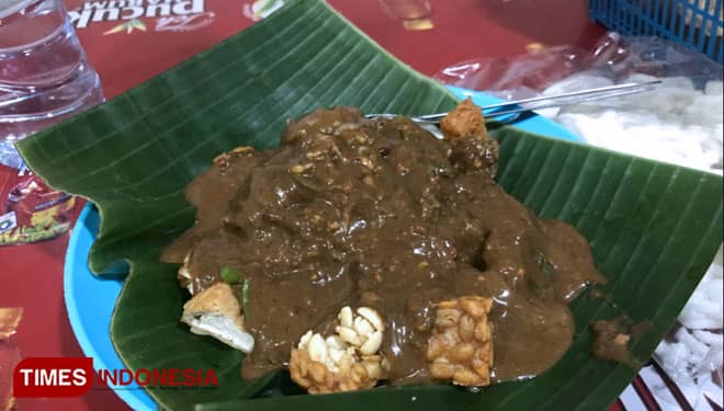 Menikmati Rujak Klenteng, Legenda Rujak Cingur Kota Malang