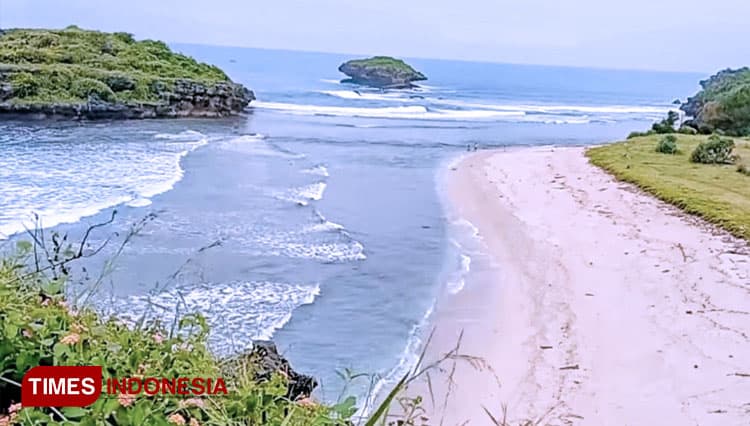 Menikmati Spot Snorkeling nan Indah di Pantai Mbersah Pacitan