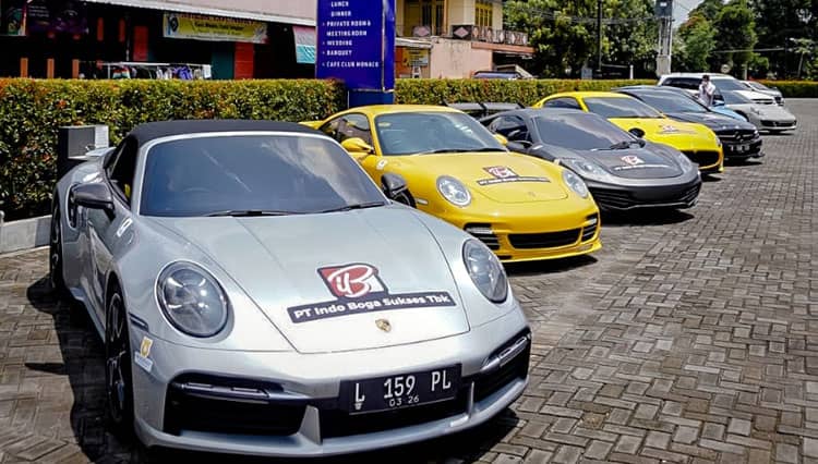 Maknai Ramadan, Komunitas Penggemar Mobil Mewah Surabaya Bagikan 5 Ton Beras