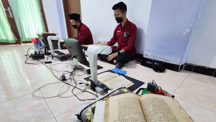 Disperpusip Jatim Alih Mediakan Naskah Kuno di Ponpes Langitan