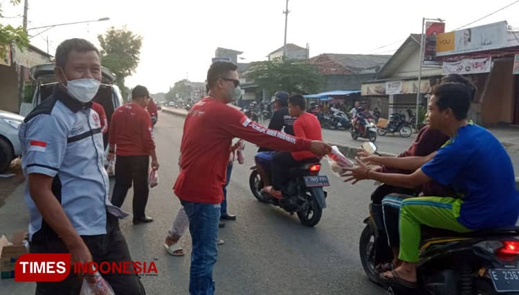 Jemput Berkah Ramadan, Komunitas NMAX-XMAX Riders Indramayu Bagikan Takjil