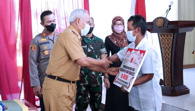 Kodim 0704/Banjarnegara Bagikan BLT Pedagang Kaki Lima