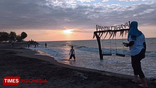 Menikmati Sunset dan Ngabuburit di Pantai Cahaya Kendal
