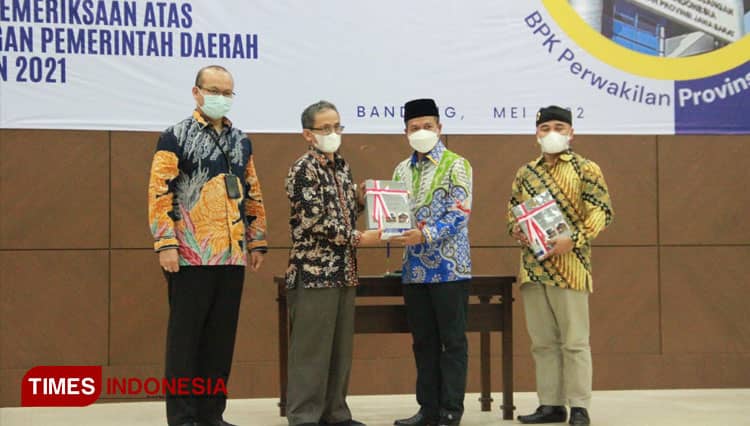 Raih Opini WTP Kali Keenam, Bupati Bandung Beri Hadiah Pantun