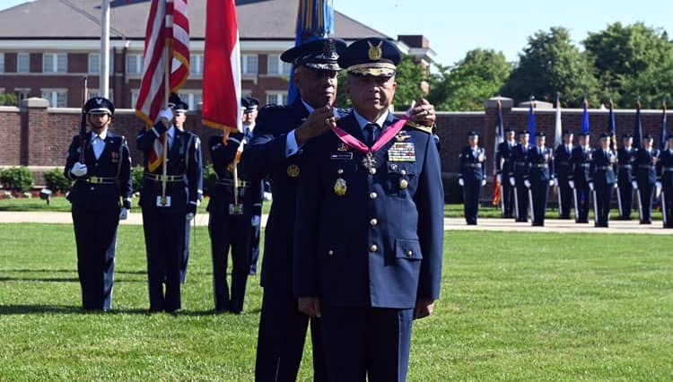 Kasau Terima Penghargaan Medali Legion of Merit dari Amerika Serikat