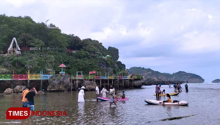 Pesona Pantai Drini Gunungkidul Bikin Jatuh Hati