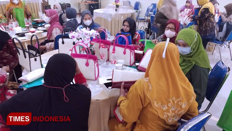 Pelaku UMKM di Kota Probolinggo Dilatih Pembuatan Decaupage