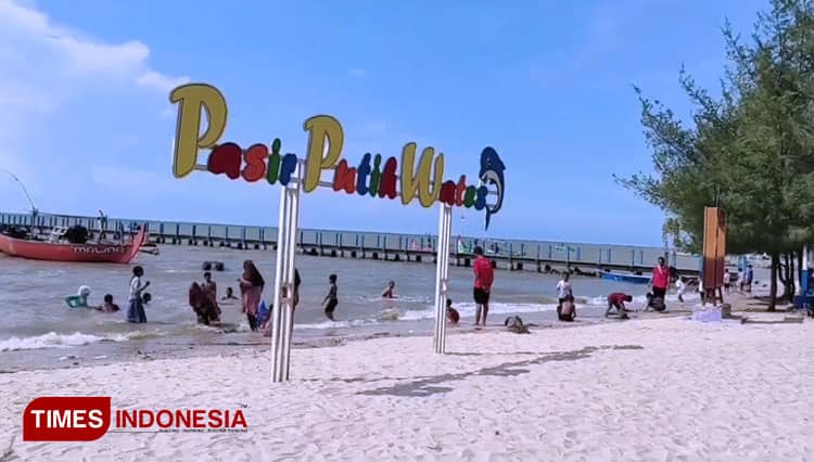 Liburan Asik di Pantai Pasir Putih Wates Rembang