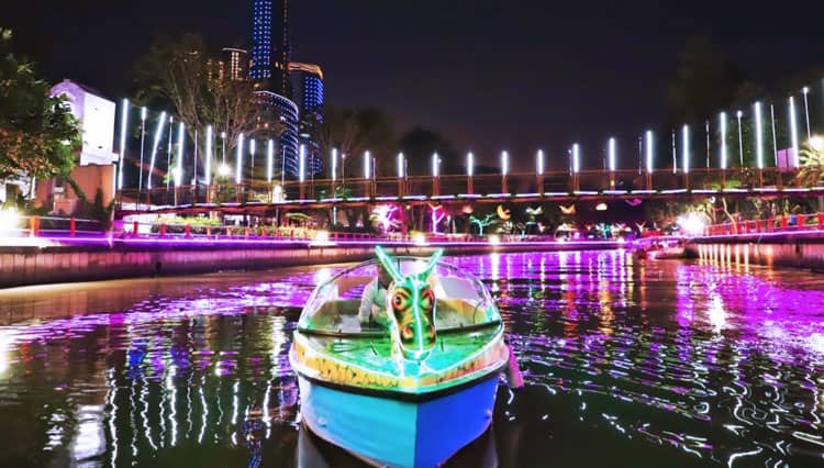 Nikmati Indahnya Gemerlap Surabaya dengan Wisata Air Kalimas