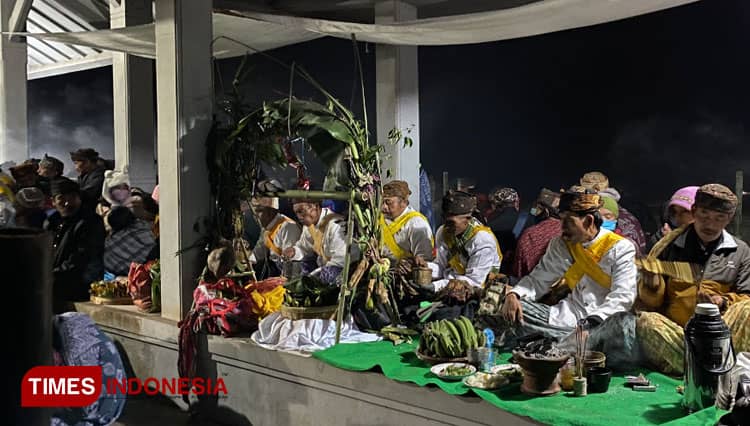 Ritual Yadnya Kasada 1944 Saka, Dua Orang Ini Dikukuhkan Sebagai Dukun Pandita