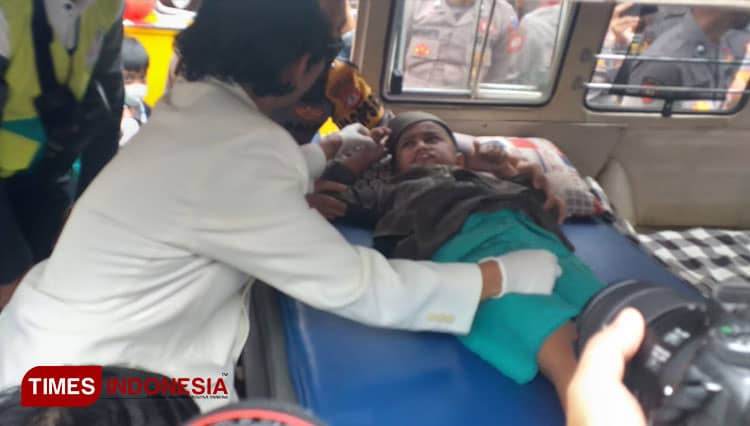 HUT ke-76 Bhayangkara, Polres Garut Gelar Khitanan Massal dalam Mobil VW