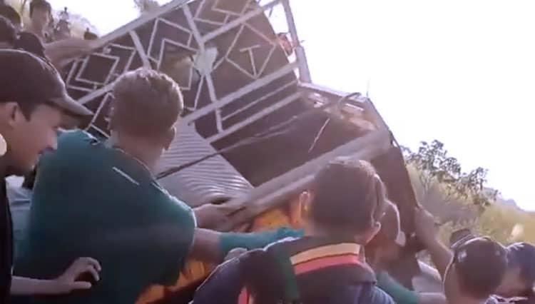 Pisang Berhamburan di Tol Sumo akibat Ban Pecah, Bonek Ikut Menolong