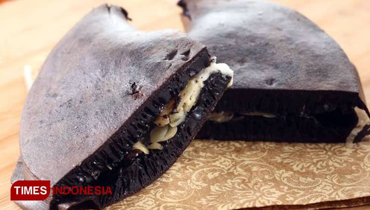 Martabak Black Ajipp, Cemilan Inovatif Bandung yang Tak Kalah Legit