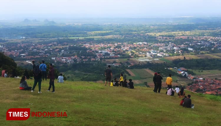 Wisata Paralayang di Atas Langit Majalengka, Yuk Rasakan Sensasi Angin "Genit"