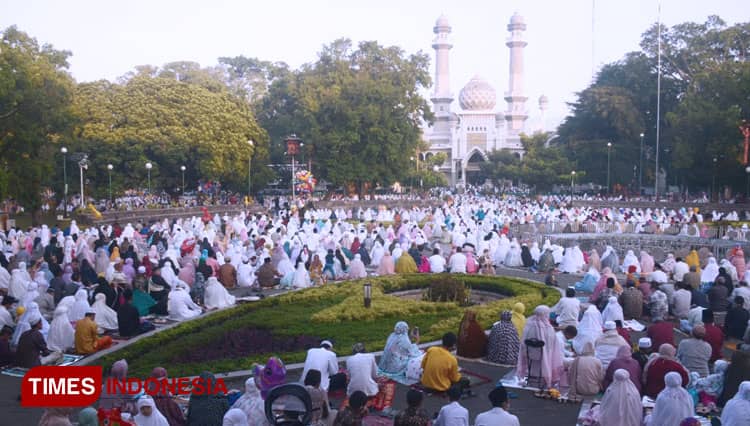 Meluber, Ribuan Jemaah Shalat Idul Adha 2022 Padati Alun-Alun Kota Malang