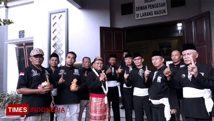 Kirab Seabad PSHT, Cabang Lamongan Persembahkan Tanah dan Air dari Makam Nyi Andong Sari