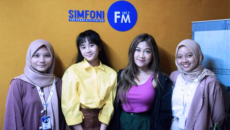 Awdella dan Nikita Mawarni Sapa Pendengar Malang Lewat Siaran Radio Simfoni FM UIN Maliki Malang