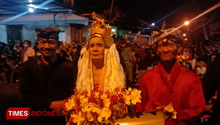 Melihat Tarian Mistis Seblang Bakungan Banyuwangi
