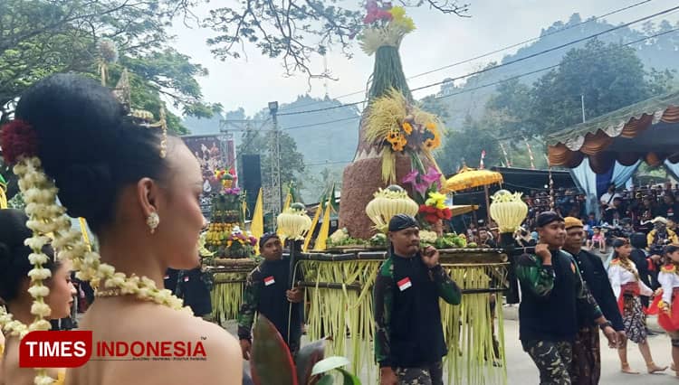 Larungan Telaga Ngebel Tradisi Syukuran Masyarakat Ponorogo