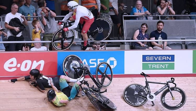 Pebalap Sepeda Terbang ke Penonton Commonwealth Games, Ini Penyebabnya...