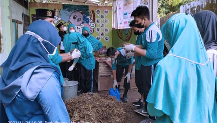 Paiton Energy-POMI Gelar Program Sekolah Sehat, Latih Kelola Sampah dan Tanam Sayuran