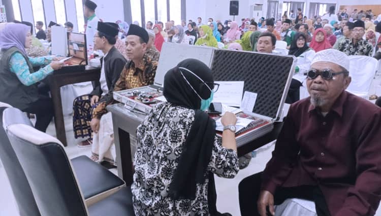 NU Care Lazisnu Ponorogo Bagikan 10.000 Kacamata Gratis Kepada Guru Ngaji