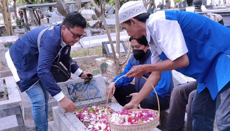 Jelang HUT ke-35, Manajemen Arema FC Ziarah ke Makam Pendiri