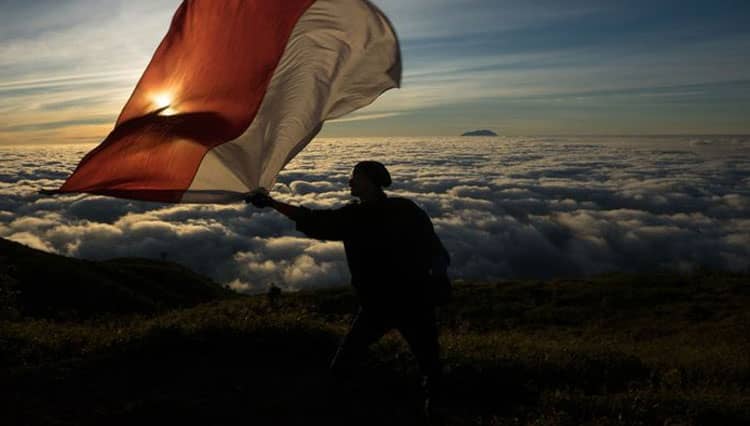 Gunung Raung Masih Status Waspada, Pendaki Dilarang Kibarkan Bendera Perayaan HUT RI di Puncak