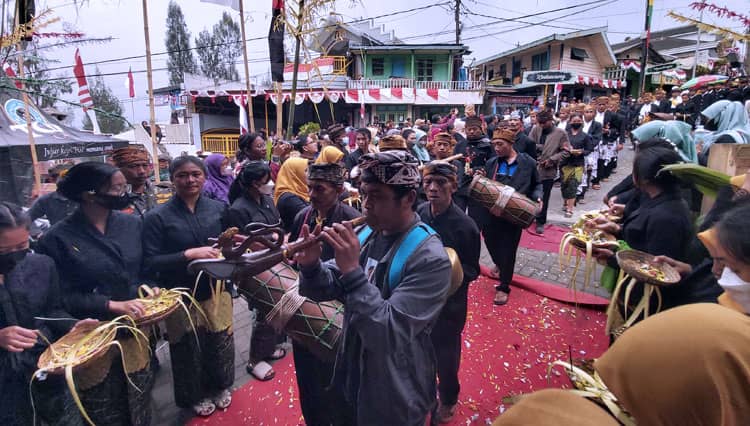 Warga Suku Tengger Tosari Bromo Meriahkan Hari Raya Karo