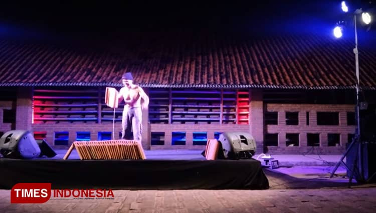Binaraga dan Karaoke ala Pegawai Pabrik Genteng Jatiwangi Majalengka