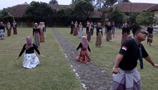 Siswa SMAN 1 Sigaluh Parade Dance Campur Sari Meriahkan Hut 72 Provinsi Jawa Tengah