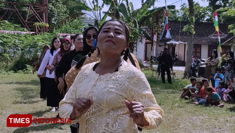 Unik! Emak-Emak Adu Luwes dalam Agustusan Fashion Week