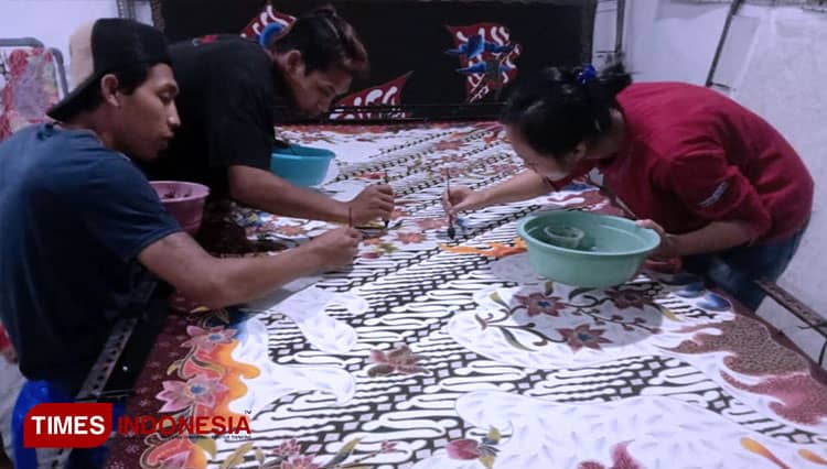 Batik Khas Kota Batu Pak Sumari yang Menarik Perhatian Dunia