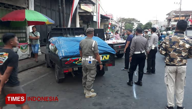 Kerap Bikin Macet, Satpol PP Mulai Tertibkan Angkutan Sayur di Pasar Induk Bondowoso