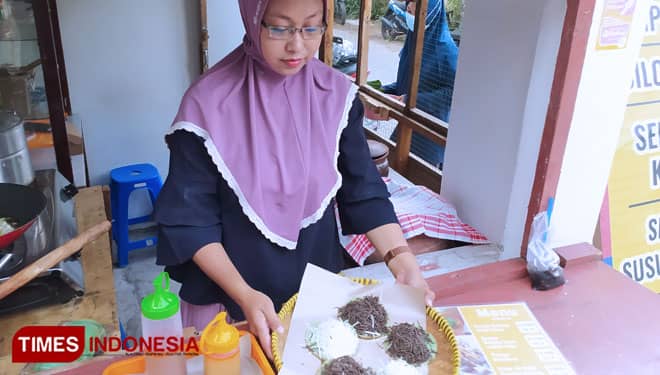 Serabi Selong Kuah Kinca di Depan GOR Lamongan, Nikmatnya Bikin Nagih!