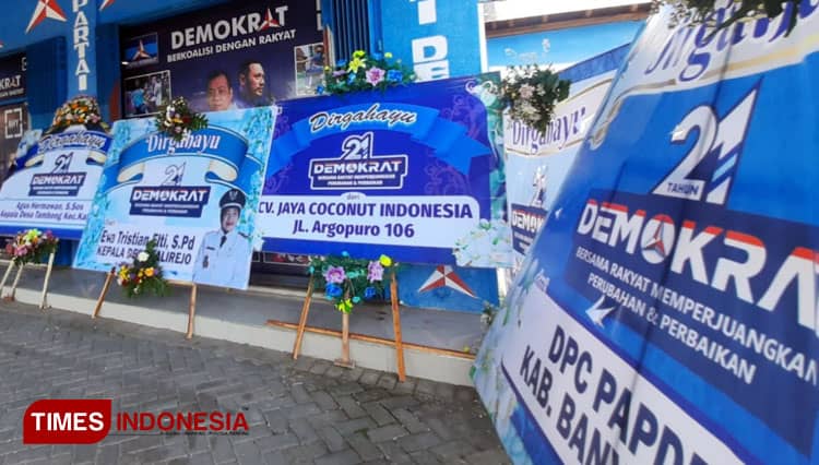 Jelang HUT ke-21, Kantor DPC Partai Demokrat Banyuwangi Penuh Karangan Bunga