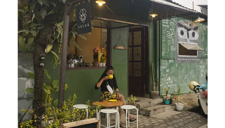 Selakkopi, Sensasi Nongkrong di Kedai Kopi Samping Rel Kereta Api