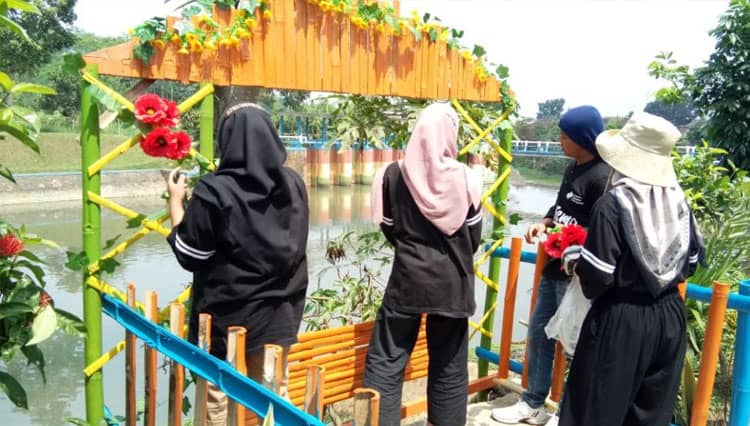 Ramaikan Taman Edukasi Rolak Kedungkandang KSM Unisma Malang Bangun Spot Foto