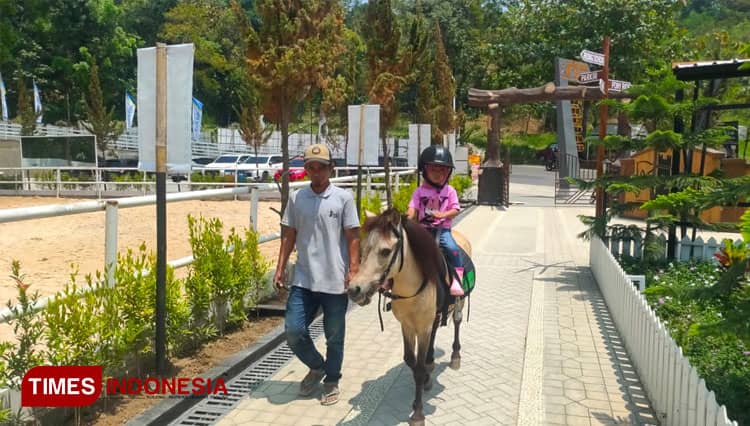 Asyik Banget Merasakan Sensasi Berkuda di Tanah Cikebo Majalengka