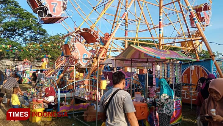 Masyarakat Ramai Kunjungi Pasar Malam di Pamekasan