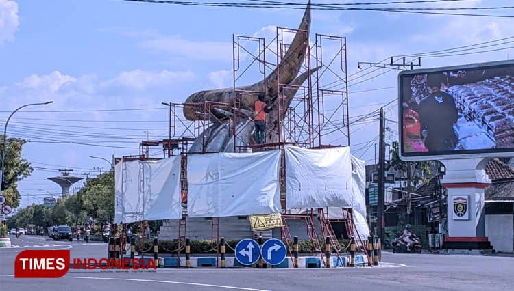 Perlu Penanganan Khusus, Pengecatan Ulang Tugu Kartonyono Ngawi Berbiaya Mahal