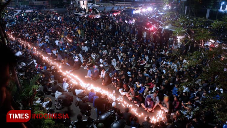 Lilin untuk Korban Tragedi Stadion Kanjuruhan, Tangis Aremania Pecah di Stadion Gajayana