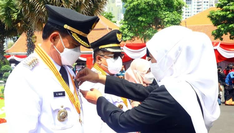 Raih ASN Achievement Award 2022, Wali Kota Madiun Peroleh Lencana Emas dari Gubernur Jatim