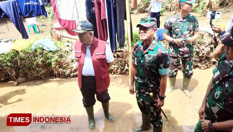 Tinjau Lokasi Banjir di Kabupaten Malang Selatan, Pangdam V Brawijaya Distribusikan Bantuan Logistik