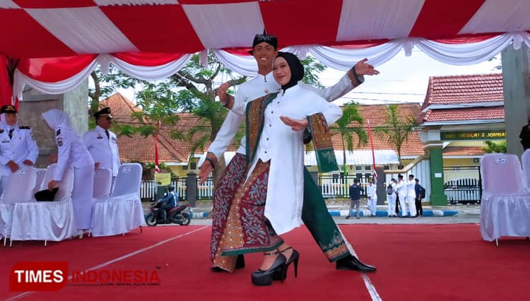 Pakaian Khas Jombang Deles, Jadi Kado Hari Jadi Pemkab Jombang ke-112