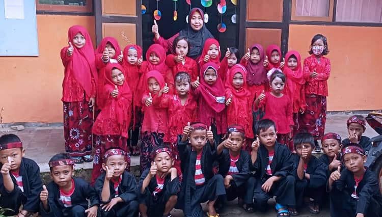 Kenalkan Budaya Sejak Dini Melalui Pakaian Adat Madura