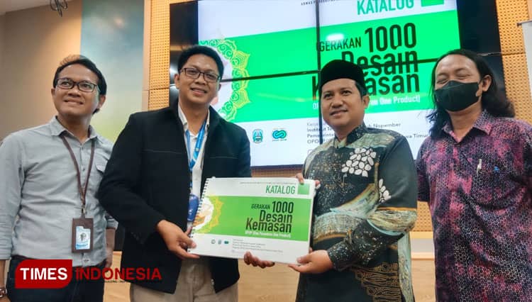 Sambut Hari Santri 2022, Tim Abmas ITS Serahkan Desain Kemasan Produk OPOP