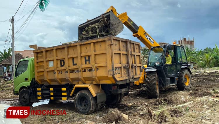 Sampah Banjir Kota Banyuwangi Didominasi Dahan Kayu dan Bambu