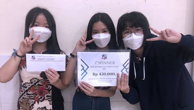Usung Tema Tragedi Kanjuruhan, Tiga Siswi SMPK Kalam Kudus Malang Juara 1 Lomba Debat Bahasa Inggris