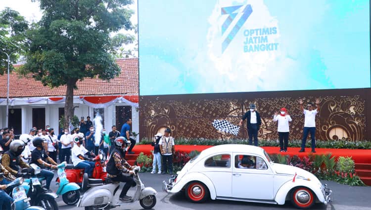 Gubernur Khofifah Lepas Konvoi East Java VW and Vespa Festival 2022